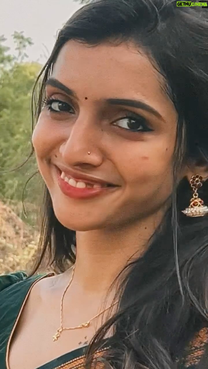 Deepika Damu Instagram - The OG Me🙈❤️ Nallavela original audio vida upload pannala😂 #nomakeup #kanaakaanumkaalangal #vijaytelevision #disneyplushotstartamil #deepikainkanaakaanumkaalangal #deepuuinkanaaasharitha #deepuuharitha #deepuuharithakanaa #harithatomboy #deepuutomboy #deepuuharithatomboy #deepuureels #deepuuofficial #reels #deepuuinsaree #ᴛʀᴇɴᴅɪɴɢʀᴇᴇʟs #dancevideo #jodiareuready #jodiareuready💃🕺 #deepikadamu #deepikajodi