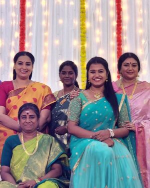 Deepthi Rajendra Instagram - Found this in my gallery today😀 #throwback with these beautiful ladies at #priyamanathozhi set 😍❤️

@vanajabharathkumar_official @gabrellasellus_official @sumathisri_official #sriranjani mam

My costume from  @designed_by_sindhu ❤️