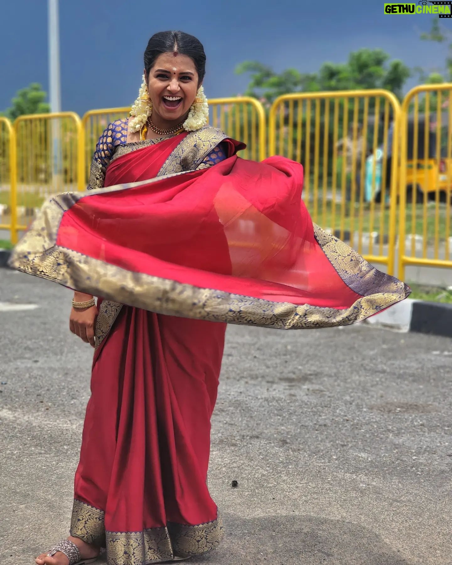 Deepthi Rajendra - 4.7K Likes - When the climate is perfecto, it calls for a happy pose❤️
#malini
#sundari #suntv #suntvserial