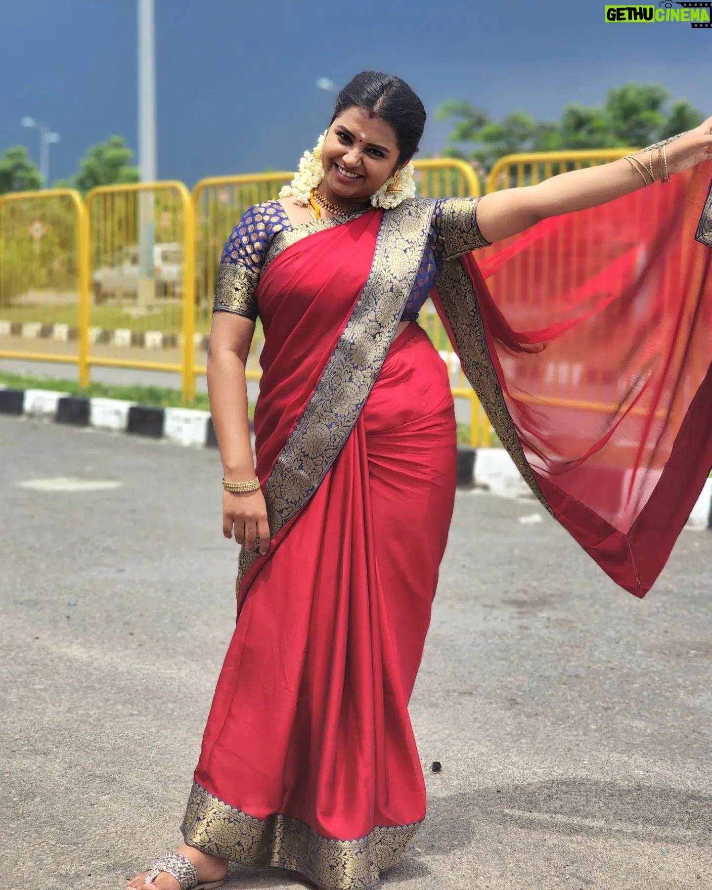 Deepthi Rajendra - 4.7K Likes - When the climate is perfecto, it calls for a happy pose❤️
#malini
#sundari #suntv #suntvserial