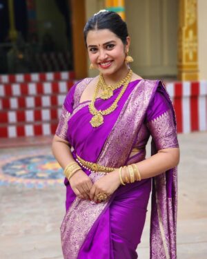Deepthi Rajendra Instagram - Wedding vibes ✨️💜

Beautiful saree from @rahasya.ch 💜
Customized blouse by @piriyarajan🫶🏻
 Fabulous jewels from @krishya_bridal_collections 🥰

#weddingbells #brotherswedding #traditional  #aesthetic #sareelove