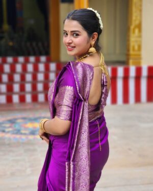 Deepthi Rajendra Instagram - Wedding vibes ✨️💜

Beautiful saree from @rahasya.ch 💜
Customized blouse by @piriyarajan🫶🏻
 Fabulous jewels from @krishya_bridal_collections 🥰

#weddingbells #brotherswedding #traditional  #aesthetic #sareelove