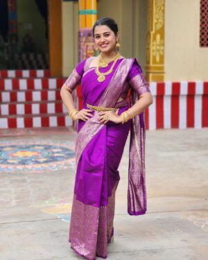 Deepthi Rajendra Instagram - Wedding vibes ✨️💜

Beautiful saree from @rahasya.ch 💜
Customized blouse by @piriyarajan🫶🏻
 Fabulous jewels from @krishya_bridal_collections 🥰

#weddingbells #brotherswedding #traditional  #aesthetic #sareelove