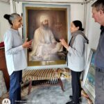 Deepti Naval Instagram – My regular visit to the Sobha Singh Art Gallery in Andretta. This time I’m thrilled to meet two artists from UK – Ian Brand and Bhajan Hunjan – who have extensively worked on the painting of Guru Teg Bahadur Sahib ji and restored it to perfection.