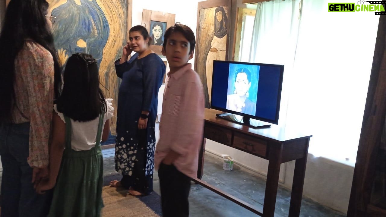 Deepti Naval Instagram - It’s lovely to be sitting here in Bombay and be able to see visitors in my gallery in Himachal. Leaves me with such a warm feeling . . . Deepti Naval Studio. Haripur, Manali Tehsil Himachal