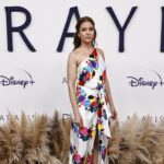 Defne Kayalar Instagram - Size geçen haftadan sesleniyorum 🪬 bugün @disneyplustr’de tüm bölümleriyle yayına giren ARAYIŞ’ın tanıtım gecesinden. Birbirine bu kadar sevgiyle ve koşulsuz hoşgörüyle yaklaşan bir oyuncu kadrosu görülmüş şey değil, bize o gece katılabilen, katılamayan herkesi çok seviyorum ve yüzlerinin böyle güldüğünü görmeye bayılıyorum (tek tek herkesi saymayacağım, oturun diziyi izleyin, herkesi görün canım aaa). Bir de benim için saçımdan, başımdan, giydiğimden ve tüm bunlarla kendim gibi olduğumdan emin olmam zordur, etiketlediğim her Şahanelik işlerinde o kadar iyi ki, “hazırsın” dediklerinde kafamı kaldırıp aynaya bakmam bile gerekmiyor, hepsine o kadar güveniyorum. O gece eli, gözü, sözü bana değen herkese söylüyorum, hepinizi I love you ❤️