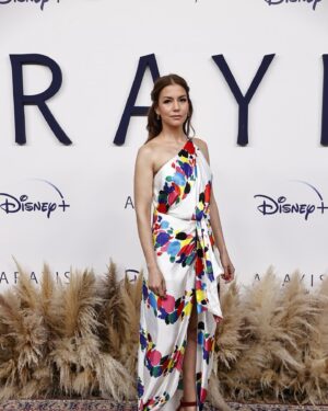 Defne Kayalar Instagram - Size geçen haftadan sesleniyorum 🪬 bugün 
@disneyplustr’de tüm bölümleriyle yayına giren ARAYIŞ’ın tanıtım gecesinden. 
Birbirine bu kadar sevgiyle ve koşulsuz hoşgörüyle yaklaşan bir oyuncu kadrosu görülmüş şey değil, bize o gece katılabilen, katılamayan herkesi çok seviyorum ve yüzlerinin böyle güldüğünü görmeye bayılıyorum (tek tek herkesi saymayacağım, oturun diziyi izleyin, herkesi görün canım aaa). 
Bir de benim için saçımdan, başımdan, giydiğimden ve tüm bunlarla kendim gibi olduğumdan emin olmam zordur, etiketlediğim her Şahanelik işlerinde o kadar iyi ki, “hazırsın” dediklerinde kafamı kaldırıp aynaya bakmam bile gerekmiyor, hepsine o kadar güveniyorum. 
O gece eli, gözü, sözü bana değen herkese söylüyorum, hepinizi I love you ❤️