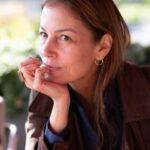 Defne Kayalar Instagram – Bu ay Fransa’da yayınlanan @madamefigarofr ülkemiz TV yapımlarındaki güçlü kadın karakterler üzerine bir dosya hazırlamış. Ben de sanırım sektör üzerine gevezeliğimle meşhur olduğum için dosyaya dahil oldum ve sevgili @sofianezaizoune ile harika bir söyleşi yaptık (adam aşağıda yazmış nitekim, planlanandan 2 kat uzun sürdü diye). Sektörümüzün güçlü ve şahane kadınlarıyla paylaştığım sayfalar için minnettarım. 
📸: @marietihon

#Repost @sofianezaizoune
・・・
On a rendez-vous un matin, sur la terrasse d’un hôtel, en plein centre-ville d’Istanbul. Defne Kayalar a cinq minutes de retard, à peine, mais s’excuse plusieurs fois, poliment. Elle est l’exact contraire des rôles grâce auxquels on l’a connue sur Netflix, et pour lesquels on vient la rencontrer. Celui de Peri, psychologue bourgeoise, rigide et farouchement laïque, jusqu’à l’intolérance, dans Bir Baskadir (Ethos, en français). Et celui de Gül Simin, toute-puissante PDG, froide et calculatrice, d’une chaîne de télévision dans Kus Uçusu (Les Ailes de l’ambition).

Devenue actrice presque par hasard, à 35 ans, Defne Kayalar est une interprète reconnue, libre de choisir ses rôles, de se détourner de la télévision et de ses personnages féminins stéréotypés pour se concentrer sur le théâtre et les plateformes en ligne. L’entretien dure deux heures, deux fois plus que prévu. Sous le soleil d’Istanbul, on l’écoute analyser, avec une immense intelligence, son travail, sa responsabilité d’actrice, la complexité des personnages qu’elle incarne, la façon dont on éduque les filles au Moyen-Orient, les ravages d’une industrie des séries qui produit à toute vitesse pour maximiser les gains, quitte à écraser la créativité…

On l’écoute, et on se dit qu’on a de la chance. De l’entendre, bien sûr, mais aussi de pouvoir raconter, ensuite, dans les pages de @madamefigarofr , les combats de ces femmes.

📸 @marietihon / @studiohanslucas 
@
@madamefigarofr
