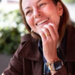 Defne Kayalar Instagram – Bu ay Fransa’da yayınlanan @madamefigarofr ülkemiz TV yapımlarındaki güçlü kadın karakterler üzerine bir dosya hazırlamış. Ben de sanırım sektör üzerine gevezeliğimle meşhur olduğum için dosyaya dahil oldum ve sevgili @sofianezaizoune ile harika bir söyleşi yaptık (adam aşağıda yazmış nitekim, planlanandan 2 kat uzun sürdü diye). Sektörümüzün güçlü ve şahane kadınlarıyla paylaştığım sayfalar için minnettarım. 
📸: @marietihon

#Repost @sofianezaizoune
・・・
On a rendez-vous un matin, sur la terrasse d’un hôtel, en plein centre-ville d’Istanbul. Defne Kayalar a cinq minutes de retard, à peine, mais s’excuse plusieurs fois, poliment. Elle est l’exact contraire des rôles grâce auxquels on l’a connue sur Netflix, et pour lesquels on vient la rencontrer. Celui de Peri, psychologue bourgeoise, rigide et farouchement laïque, jusqu’à l’intolérance, dans Bir Baskadir (Ethos, en français). Et celui de Gül Simin, toute-puissante PDG, froide et calculatrice, d’une chaîne de télévision dans Kus Uçusu (Les Ailes de l’ambition).

Devenue actrice presque par hasard, à 35 ans, Defne Kayalar est une interprète reconnue, libre de choisir ses rôles, de se détourner de la télévision et de ses personnages féminins stéréotypés pour se concentrer sur le théâtre et les plateformes en ligne. L’entretien dure deux heures, deux fois plus que prévu. Sous le soleil d’Istanbul, on l’écoute analyser, avec une immense intelligence, son travail, sa responsabilité d’actrice, la complexité des personnages qu’elle incarne, la façon dont on éduque les filles au Moyen-Orient, les ravages d’une industrie des séries qui produit à toute vitesse pour maximiser les gains, quitte à écraser la créativité…

On l’écoute, et on se dit qu’on a de la chance. De l’entendre, bien sûr, mais aussi de pouvoir raconter, ensuite, dans les pages de @madamefigarofr , les combats de ces femmes.

📸 @marietihon / @studiohanslucas 
@
@madamefigarofr