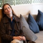 Defne Kayalar Instagram – Bu ay Fransa’da yayınlanan @madamefigarofr ülkemiz TV yapımlarındaki güçlü kadın karakterler üzerine bir dosya hazırlamış. Ben de sanırım sektör üzerine gevezeliğimle meşhur olduğum için dosyaya dahil oldum ve sevgili @sofianezaizoune ile harika bir söyleşi yaptık (adam aşağıda yazmış nitekim, planlanandan 2 kat uzun sürdü diye). Sektörümüzün güçlü ve şahane kadınlarıyla paylaştığım sayfalar için minnettarım. 
📸: @marietihon

#Repost @sofianezaizoune
・・・
On a rendez-vous un matin, sur la terrasse d’un hôtel, en plein centre-ville d’Istanbul. Defne Kayalar a cinq minutes de retard, à peine, mais s’excuse plusieurs fois, poliment. Elle est l’exact contraire des rôles grâce auxquels on l’a connue sur Netflix, et pour lesquels on vient la rencontrer. Celui de Peri, psychologue bourgeoise, rigide et farouchement laïque, jusqu’à l’intolérance, dans Bir Baskadir (Ethos, en français). Et celui de Gül Simin, toute-puissante PDG, froide et calculatrice, d’une chaîne de télévision dans Kus Uçusu (Les Ailes de l’ambition).

Devenue actrice presque par hasard, à 35 ans, Defne Kayalar est une interprète reconnue, libre de choisir ses rôles, de se détourner de la télévision et de ses personnages féminins stéréotypés pour se concentrer sur le théâtre et les plateformes en ligne. L’entretien dure deux heures, deux fois plus que prévu. Sous le soleil d’Istanbul, on l’écoute analyser, avec une immense intelligence, son travail, sa responsabilité d’actrice, la complexité des personnages qu’elle incarne, la façon dont on éduque les filles au Moyen-Orient, les ravages d’une industrie des séries qui produit à toute vitesse pour maximiser les gains, quitte à écraser la créativité…

On l’écoute, et on se dit qu’on a de la chance. De l’entendre, bien sûr, mais aussi de pouvoir raconter, ensuite, dans les pages de @madamefigarofr , les combats de ces femmes.

📸 @marietihon / @studiohanslucas 
@
@madamefigarofr