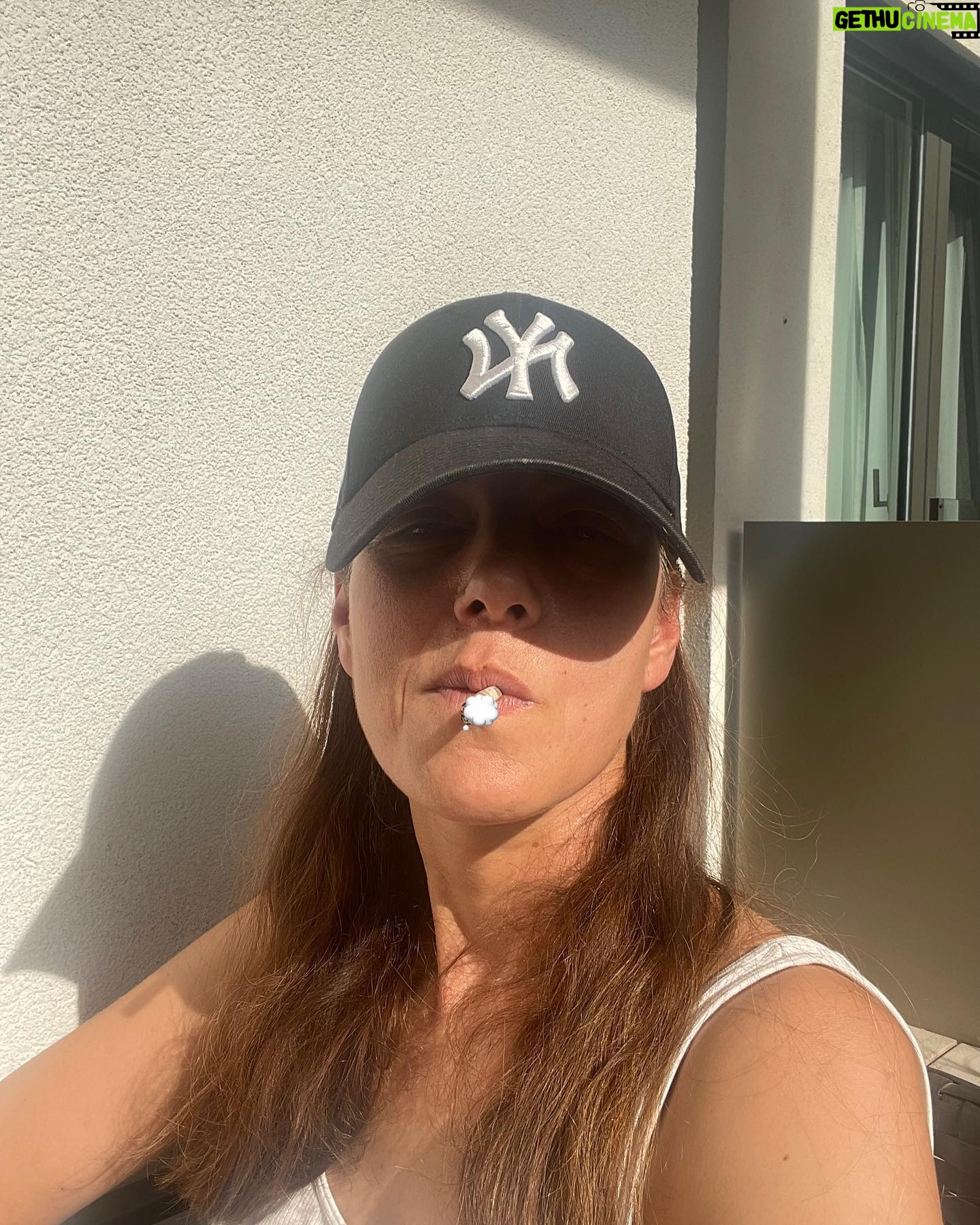Defne Kayalar Instagram - Tatilde kötü alışkanlıklar serbest mi 💭
