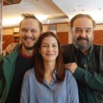 Defne Kayalar Instagram - Madem bizim @aniden.suddenly.film @antalyaff yolcusu, katmanlı #tbt olsun o zaman. İkinci fotoda (2012) provada gördüğünüz @krek.tiyatro.film’in #BabamınCesetleri’ndeki aile olan biz @onererkanresmi ve @serif_erol, bu filmde de toplaşıp (2021/ 2022) yaptık işte bi şeyler 💚 canımız @ulkuduru1 seni de çok anmıştık 💙💙💙 Hayat geçiyor, sakallar uzuyor gerçekten.