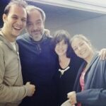 Defne Kayalar Instagram - Madem bizim @aniden.suddenly.film @antalyaff yolcusu, katmanlı #tbt olsun o zaman. İkinci fotoda (2012) provada gördüğünüz @krek.tiyatro.film’in #BabamınCesetleri’ndeki aile olan biz @onererkanresmi ve @serif_erol, bu filmde de toplaşıp (2021/ 2022) yaptık işte bi şeyler 💚 canımız @ulkuduru1 seni de çok anmıştık 💙💙💙 Hayat geçiyor, sakallar uzuyor gerçekten.