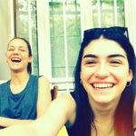 Defne Kayalar Instagram – Sevgili yeşil vileda sapı, 9 yıl önce fotomuzu bombaladığın için teşekkürler. O günden beri 40 foto daha çektiysek de seninle olan gibi kahkahalısı çıkmadı, teşekkürler. Bak bugün birimizin doğumgünü kartı bile oldun. Bu önlenemez yükselişinin devamını diler, ilkbaharda balkonda görüşmek üzere derim. (Hey @hazarerguclu, bir ara tornavida takımıyla da foto çekelim, seneye doğumgününü onunla kutlayacağım 🪛)(Love ya ♥️) #isbirligidegildir #reklamfilandegil #sopaninmarkasibaskabiseyolabilir #arasamfaturasinibulurum