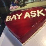 Defne Kayalar Instagram – Can Abim, rol arkadaşım, ekran babam, kahve dostum… Ne demeliyim şimdi, ne diyorsun? Bu şaşkınlığı, üzüntüyü kolaylaştıran bir kitap mı önerirsin? Keder zamanlarında insanın sesinin neden kalınlaştığını anlatan bir yazı okumuşsundur, onu mu anlatırsın? Annemi kaybettiğimde küçücük bir cümle söylemiştin bana, kendi tecrübeni anlatan, acımı herkesinkine bölüştürüp hafifleten, hep yanımda taşıdığım bir cümle. Öyle bir şey arıyorum şimdi Can Abi, söyleyivereyim de şu durum hafiflesin. Ne dersin? Var mı öyle zarif bir esprin yine, hemen gülümseyelim? Biliyorum, yine destekler, “sen bilirsin doğrusunu, en incesini bulursun” gibi bir şeyler derdin burada olsan, ama başka bir şey daha var. Hep aklımdaydı, kitabının taslağını okuyacaktım, buluşup konuşacaktık. Ertelememem gerekirdi, sanırım bana son sözün bu. Haklısın. Bak şurada sana nasıl veda edeyim diye düşünürken 2 günde anca toparladım duygularımı. Şimdi, hemen şimdi “önce bi şuraları toparlayayım”ları bırakıyorum, sevdiklerimle hayata karışıyorum Can abi, söylediklerini duyuyorum. Seni çok seviyorum ❤️ tüm bıraktıklarınla devrin daim olacak.