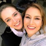 Defne Kayalar Instagram – Şimdi biz bu dünya güzeli su perisiyle #kuşuçuşu 2.sezon çekiyoruz, ama bu fotolar taa pandeminin göbeğinde çektiğimiz 1.sezondan kalma. Ama artık bencillik edip kendime saklamayayım dedim, @miraydaner’imin güzel yüzüne ve bin watt gülüşüne bakınca hepinizin içi açılsın 💙💙
