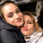 Defne Kayalar Instagram – Şimdi biz bu dünya güzeli su perisiyle #kuşuçuşu 2.sezon çekiyoruz, ama bu fotolar taa pandeminin göbeğinde çektiğimiz 1.sezondan kalma. Ama artık bencillik edip kendime saklamayayım dedim, @miraydaner’imin güzel yüzüne ve bin watt gülüşüne bakınca hepinizin içi açılsın 💙💙