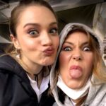 Defne Kayalar Instagram – Şimdi biz bu dünya güzeli su perisiyle #kuşuçuşu 2.sezon çekiyoruz, ama bu fotolar taa pandeminin göbeğinde çektiğimiz 1.sezondan kalma. Ama artık bencillik edip kendime saklamayayım dedim, @miraydaner’imin güzel yüzüne ve bin watt gülüşüne bakınca hepinizin içi açılsın 💙💙
