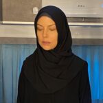 Defne Kayalar Instagram - İşte size sakin bir Azra, renk seven bir Azra, @aslienver’in filtresiyle renklenmiş bir Azra, şifa sahnesinde patlayıp (nazar çıkarmış) bir çakra taşı, karalar bağlamış bir Azra, otelde aniden karşımıza çıkıp bizi sevindiren bir vitray, kendi cenazesine katılmış bir Azra ve setin son günü rahatlamış bir ben #isimiseviyorum #Ilovemyjob