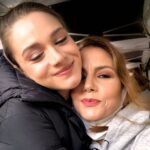 Defne Kayalar Instagram – Şimdi biz bu dünya güzeli su perisiyle #kuşuçuşu 2.sezon çekiyoruz, ama bu fotolar taa pandeminin göbeğinde çektiğimiz 1.sezondan kalma. Ama artık bencillik edip kendime saklamayayım dedim, @miraydaner’imin güzel yüzüne ve bin watt gülüşüne bakınca hepinizin içi açılsın 💙💙