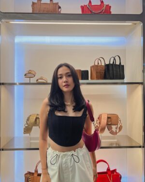 Della Dartyan Instagram - Indulging in the timeless elegance of Marc Jacobs Resort 2023 – where style meets unforgettable moments. ✨
@marcjacobs @gapluxury