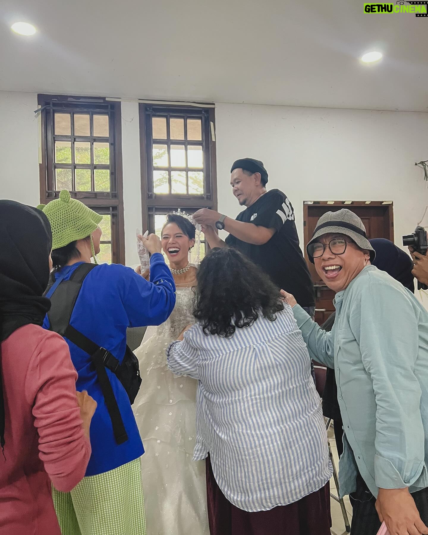 Della Dartyan - 3 Likes - Sedikit BTS : Ellyas Pical.
Episode terakhir 5 dan 6 sudah tayang di @primevideoid 🥊🔥