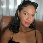 Della Dartyan Instagram - Ellyas Pical sudah tayang di @primevideoid ✨ Akhirnya bisa posting look ini. Rina Siahaya, salah satu karakter yang paling berkesan untukku. Par @drg.rina_siahaya Mama Rina danke banya su kasi doa deng berkat. Danke lai su sabar deng beta walaupun beta batanya paleng banya slama riset par periapan syuting 💙🫶🏻🤗