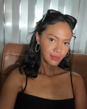 Della Dartyan Instagram - Ellyas Pical sudah tayang di @primevideoid ✨

Akhirnya bisa posting look ini. Rina Siahaya, salah satu karakter yang paling berkesan untukku. 

Par @drg.rina_siahaya Mama Rina danke banya su kasi doa deng berkat. Danke lai su sabar deng beta walaupun beta batanya paleng banya slama riset par periapan syuting 💙🫶🏻🤗