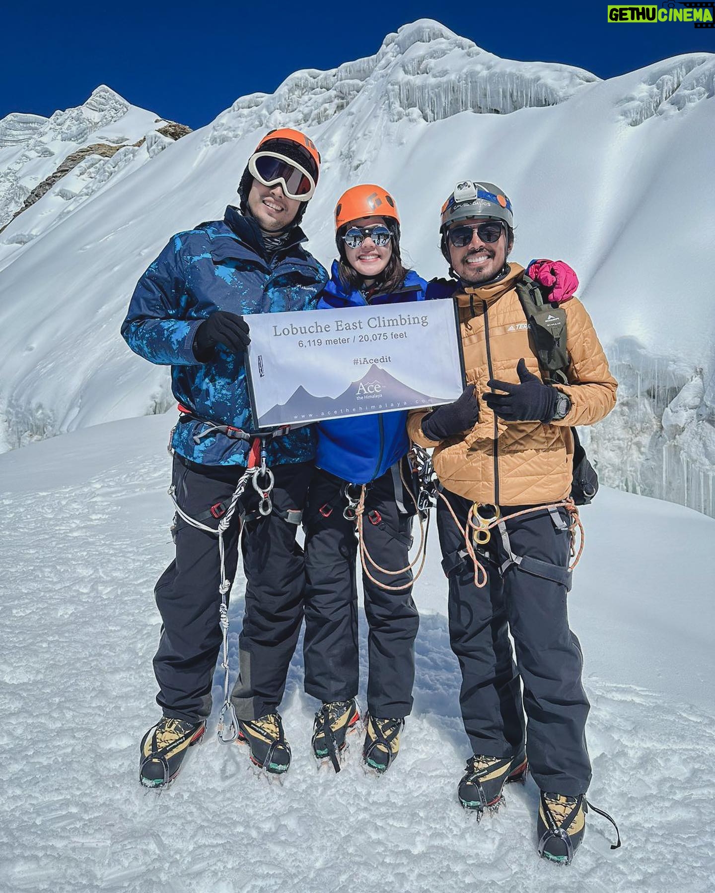 Della Dartyan Instagram - Bagi sebagian orang, mendaki gunung itu pekerjaan individual. Tapi menurutku, mendaki gunung itu team work. Peran partner dalam mendaki bukanlah hanya sebagai pelengkap saja, tapi dukungan moril yang memupuk semangat sangatlah membantu, apalagi kami sudah pasti mengesampingkan ego pribadi agar tujuan dan mimpi kita bisa tercapai. Kami bertiga mungkin nggak akan pernah bisa merasakan berada di puncak Himalaya tanpa campur tangan partner-partner kami juga guide-guide dari @acethehimalaya yang selalu mengutamakan keselamatan di atas segalanya. Bagi kalian, suka mendaki gunung sendiri? atau rame-rame?