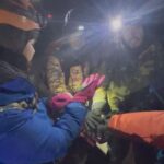 Della Dartyan Instagram - Bagi sebagian orang, mendaki gunung itu pekerjaan individual. Tapi menurutku, mendaki gunung itu team work. Peran partner dalam mendaki bukanlah hanya sebagai pelengkap saja, tapi dukungan moril yang memupuk semangat sangatlah membantu, apalagi kami sudah pasti mengesampingkan ego pribadi agar tujuan dan mimpi kita bisa tercapai. Kami bertiga mungkin nggak akan pernah bisa merasakan berada di puncak Himalaya tanpa campur tangan partner-partner kami juga guide-guide dari @acethehimalaya yang selalu mengutamakan keselamatan di atas segalanya. Bagi kalian, suka mendaki gunung sendiri? atau rame-rame?