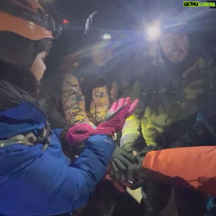 Della Dartyan Instagram - Bagi sebagian orang, mendaki gunung itu pekerjaan individual. Tapi menurutku, mendaki gunung itu team work. Peran partner dalam mendaki bukanlah hanya sebagai pelengkap saja, tapi dukungan moril yang memupuk semangat sangatlah membantu, apalagi kami sudah pasti mengesampingkan ego pribadi agar tujuan dan mimpi kita bisa tercapai. Kami bertiga mungkin nggak akan pernah bisa merasakan berada di puncak Himalaya tanpa campur tangan partner-partner kami juga guide-guide dari @acethehimalaya yang selalu mengutamakan keselamatan di atas segalanya. Bagi kalian, suka mendaki gunung sendiri? atau rame-rame?