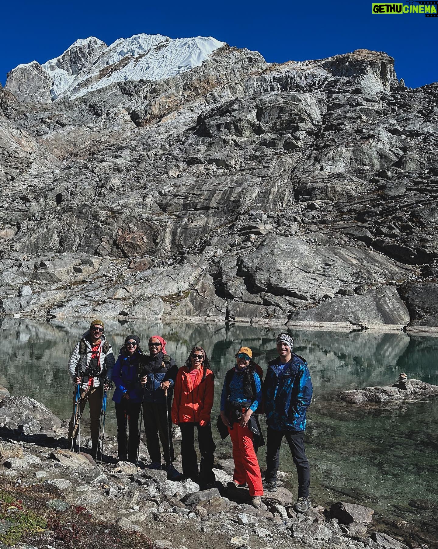 Della Dartyan Instagram - Bagi sebagian orang, mendaki gunung itu pekerjaan individual. Tapi menurutku, mendaki gunung itu team work. Peran partner dalam mendaki bukanlah hanya sebagai pelengkap saja, tapi dukungan moril yang memupuk semangat sangatlah membantu, apalagi kami sudah pasti mengesampingkan ego pribadi agar tujuan dan mimpi kita bisa tercapai. Kami bertiga mungkin nggak akan pernah bisa merasakan berada di puncak Himalaya tanpa campur tangan partner-partner kami juga guide-guide dari @acethehimalaya yang selalu mengutamakan keselamatan di atas segalanya. Bagi kalian, suka mendaki gunung sendiri? atau rame-rame?