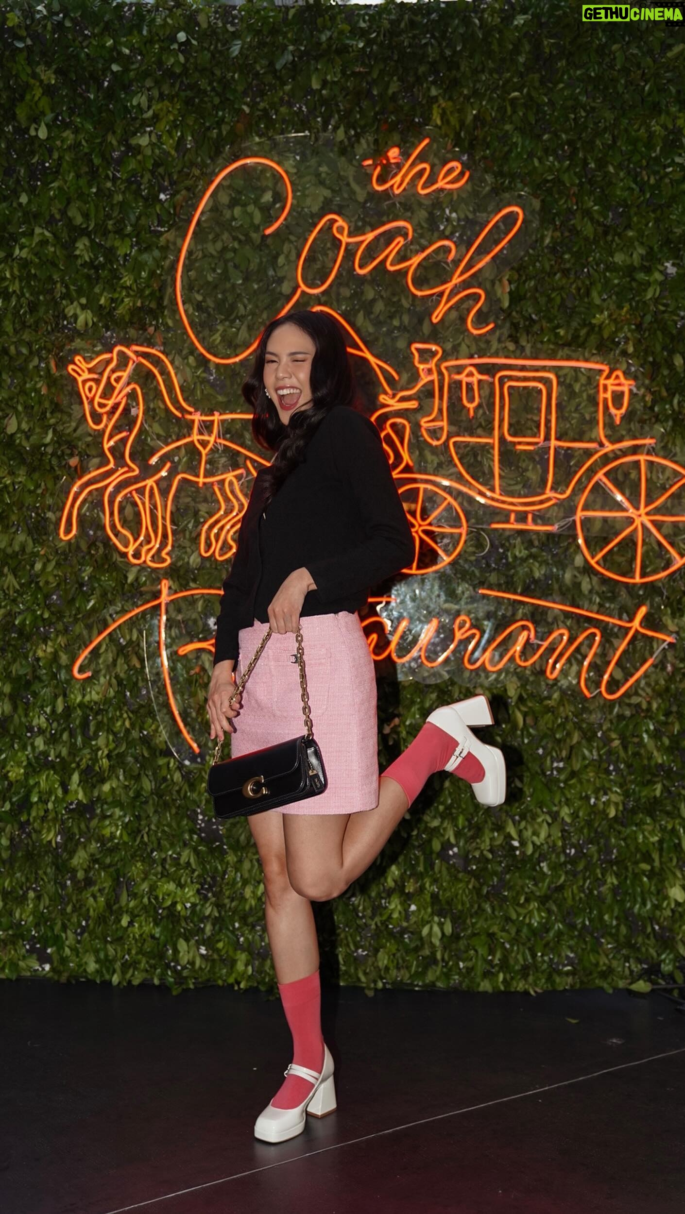 Della Dartyan - 3 Likes - #GRWM : All set in Coach for the big launch! ✨
@coach @thecoachrestaurant
#coachny #thecoachrestaurant