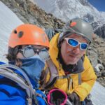 Della Dartyan Instagram - Bagi sebagian orang, mendaki gunung itu pekerjaan individual. Tapi menurutku, mendaki gunung itu team work. Peran partner dalam mendaki bukanlah hanya sebagai pelengkap saja, tapi dukungan moril yang memupuk semangat sangatlah membantu, apalagi kami sudah pasti mengesampingkan ego pribadi agar tujuan dan mimpi kita bisa tercapai. Kami bertiga mungkin nggak akan pernah bisa merasakan berada di puncak Himalaya tanpa campur tangan partner-partner kami juga guide-guide dari @acethehimalaya yang selalu mengutamakan keselamatan di atas segalanya. Bagi kalian, suka mendaki gunung sendiri? atau rame-rame?