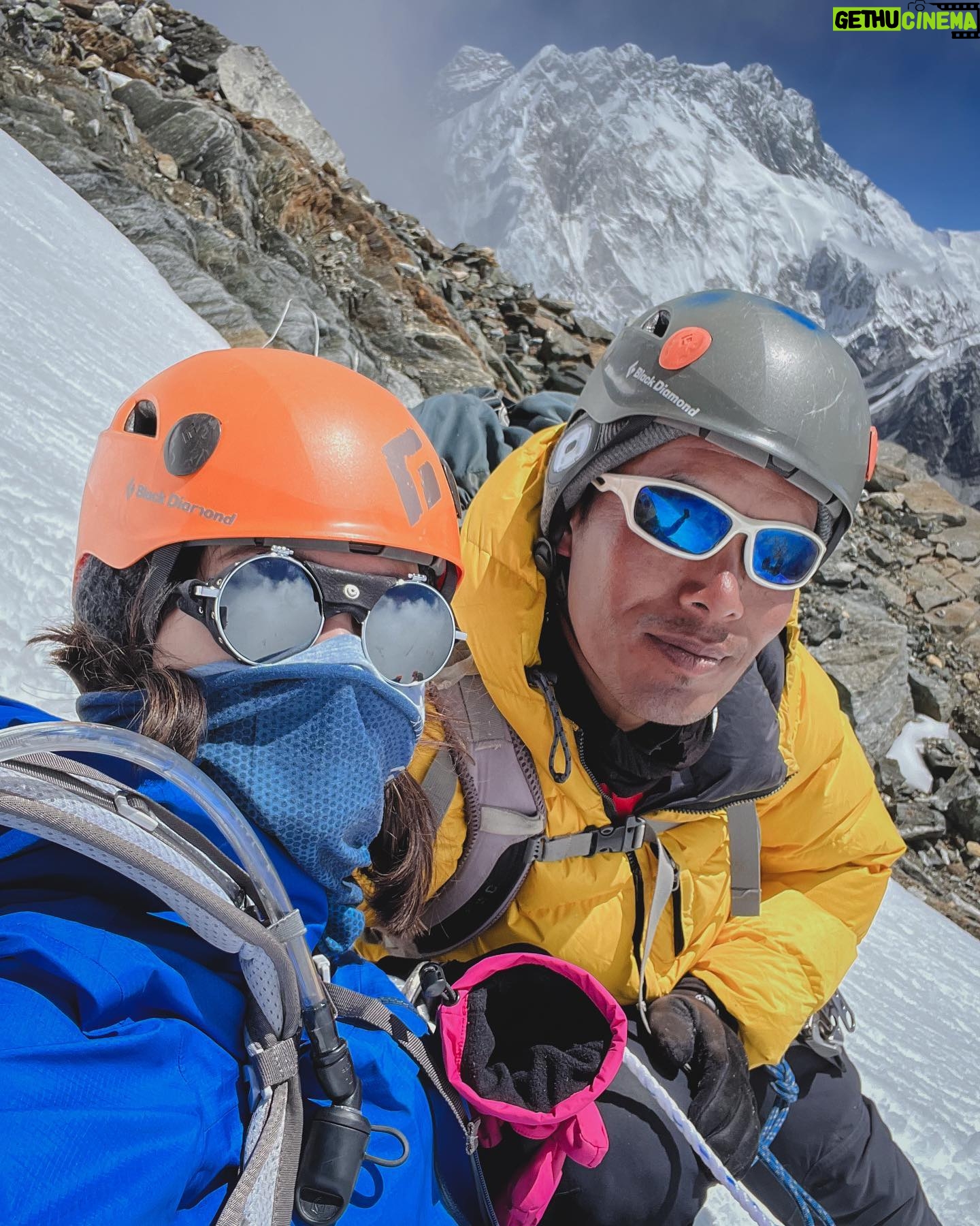 Della Dartyan Instagram - Bagi sebagian orang, mendaki gunung itu pekerjaan individual. Tapi menurutku, mendaki gunung itu team work. Peran partner dalam mendaki bukanlah hanya sebagai pelengkap saja, tapi dukungan moril yang memupuk semangat sangatlah membantu, apalagi kami sudah pasti mengesampingkan ego pribadi agar tujuan dan mimpi kita bisa tercapai. Kami bertiga mungkin nggak akan pernah bisa merasakan berada di puncak Himalaya tanpa campur tangan partner-partner kami juga guide-guide dari @acethehimalaya yang selalu mengutamakan keselamatan di atas segalanya. Bagi kalian, suka mendaki gunung sendiri? atau rame-rame?