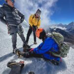 Della Dartyan Instagram - Bagi sebagian orang, mendaki gunung itu pekerjaan individual. Tapi menurutku, mendaki gunung itu team work. Peran partner dalam mendaki bukanlah hanya sebagai pelengkap saja, tapi dukungan moril yang memupuk semangat sangatlah membantu, apalagi kami sudah pasti mengesampingkan ego pribadi agar tujuan dan mimpi kita bisa tercapai. Kami bertiga mungkin nggak akan pernah bisa merasakan berada di puncak Himalaya tanpa campur tangan partner-partner kami juga guide-guide dari @acethehimalaya yang selalu mengutamakan keselamatan di atas segalanya. Bagi kalian, suka mendaki gunung sendiri? atau rame-rame?