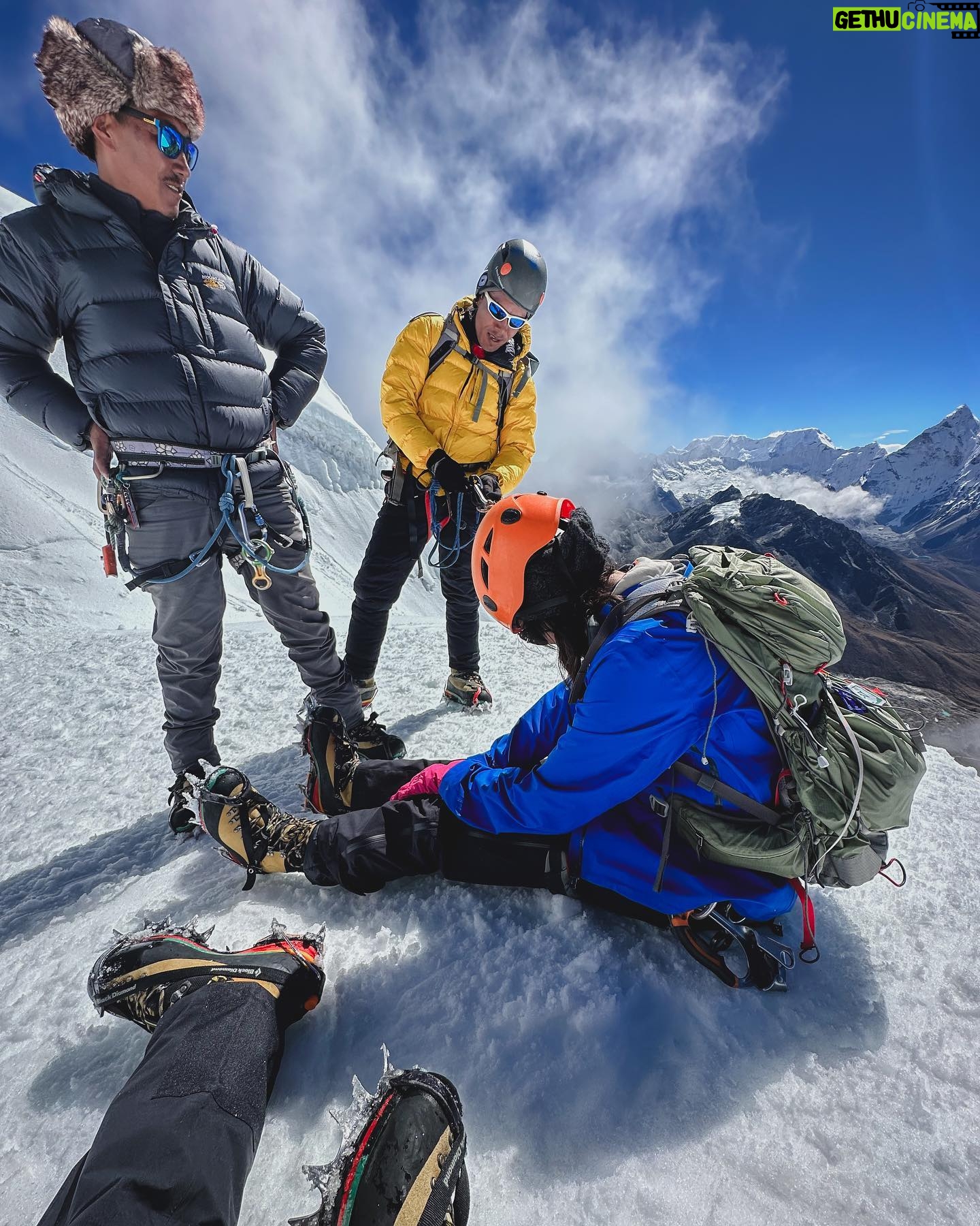 Della Dartyan Instagram - Bagi sebagian orang, mendaki gunung itu pekerjaan individual. Tapi menurutku, mendaki gunung itu team work. Peran partner dalam mendaki bukanlah hanya sebagai pelengkap saja, tapi dukungan moril yang memupuk semangat sangatlah membantu, apalagi kami sudah pasti mengesampingkan ego pribadi agar tujuan dan mimpi kita bisa tercapai. Kami bertiga mungkin nggak akan pernah bisa merasakan berada di puncak Himalaya tanpa campur tangan partner-partner kami juga guide-guide dari @acethehimalaya yang selalu mengutamakan keselamatan di atas segalanya. Bagi kalian, suka mendaki gunung sendiri? atau rame-rame?