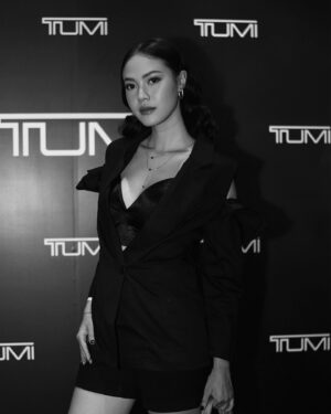 Della Dartyan Instagram - Launching into a world of style and sophistication with @tumitravel's exclusive club. Elevate your travel experience. #Tumiindonesia #tumiexclusivesclub ✈️✨
📸 @aaronkurniawan23