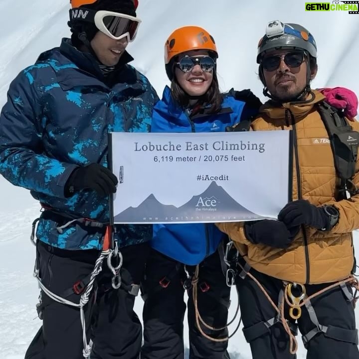 Della Dartyan Instagram - Bagi sebagian orang, mendaki gunung itu pekerjaan individual. Tapi menurutku, mendaki gunung itu team work. Peran partner dalam mendaki bukanlah hanya sebagai pelengkap saja, tapi dukungan moril yang memupuk semangat sangatlah membantu, apalagi kami sudah pasti mengesampingkan ego pribadi agar tujuan dan mimpi kita bisa tercapai. Kami bertiga mungkin nggak akan pernah bisa merasakan berada di puncak Himalaya tanpa campur tangan partner-partner kami juga guide-guide dari @acethehimalaya yang selalu mengutamakan keselamatan di atas segalanya. Bagi kalian, suka mendaki gunung sendiri? atau rame-rame?