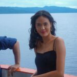 Della Dartyan Instagram - Ellyas Pical sudah tayang di @primevideoid ✨ Akhirnya bisa posting look ini. Rina Siahaya, salah satu karakter yang paling berkesan untukku. Par @drg.rina_siahaya Mama Rina danke banya su kasi doa deng berkat. Danke lai su sabar deng beta walaupun beta batanya paleng banya slama riset par periapan syuting 💙🫶🏻🤗