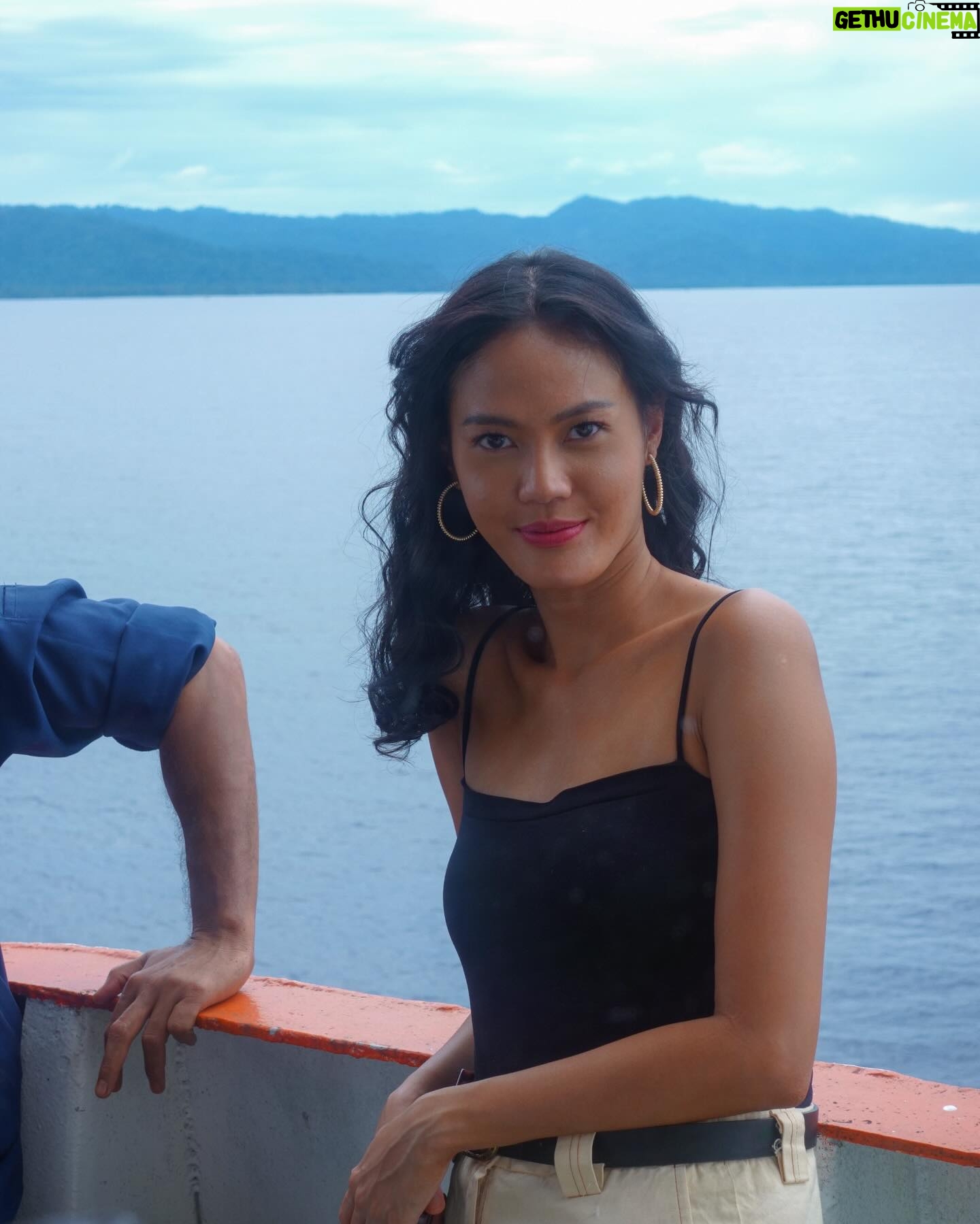 Della Dartyan - 3 Likes - Ellyas Pical sudah tayang di @primevideoid ✨
Akhirnya bisa posting look ini. Rina Siahaya, salah satu karakter yang paling berkesan untukku.
Par @drg.rina_siahaya Mama Rina danke banya su kasi doa deng berkat. Danke lai su sabar deng beta walaupun beta batanya paleng banya slama riset par periapan syuting 💙🫶🏻🤗