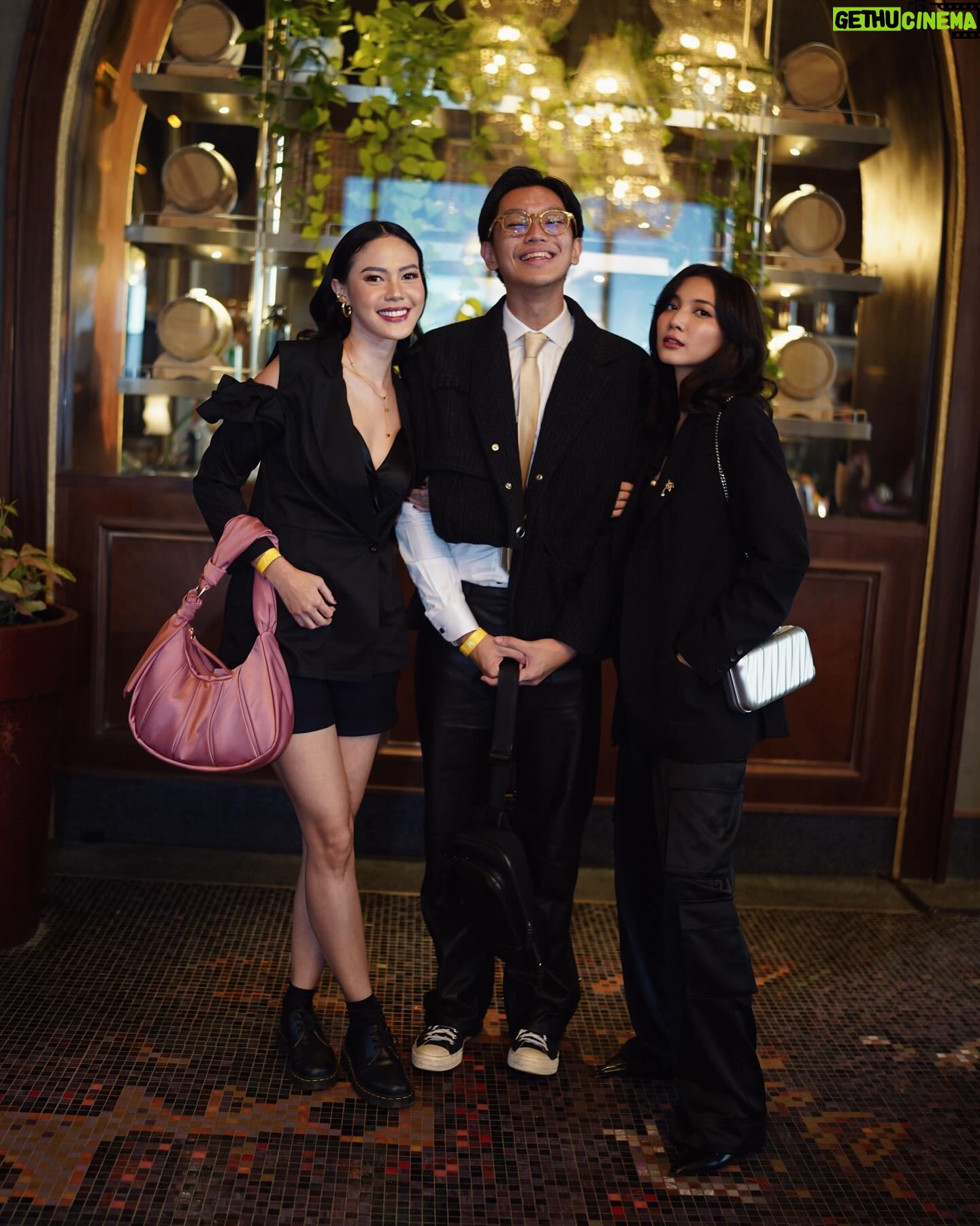 Della Dartyan - 3 Likes - Launching into a world of style and sophistication with @tumitravel's exclusive club. Elevate your travel experience. #Tumiindonesia #tumiexclusivesclub ✈️✨
📸 @aaronkurniawan23