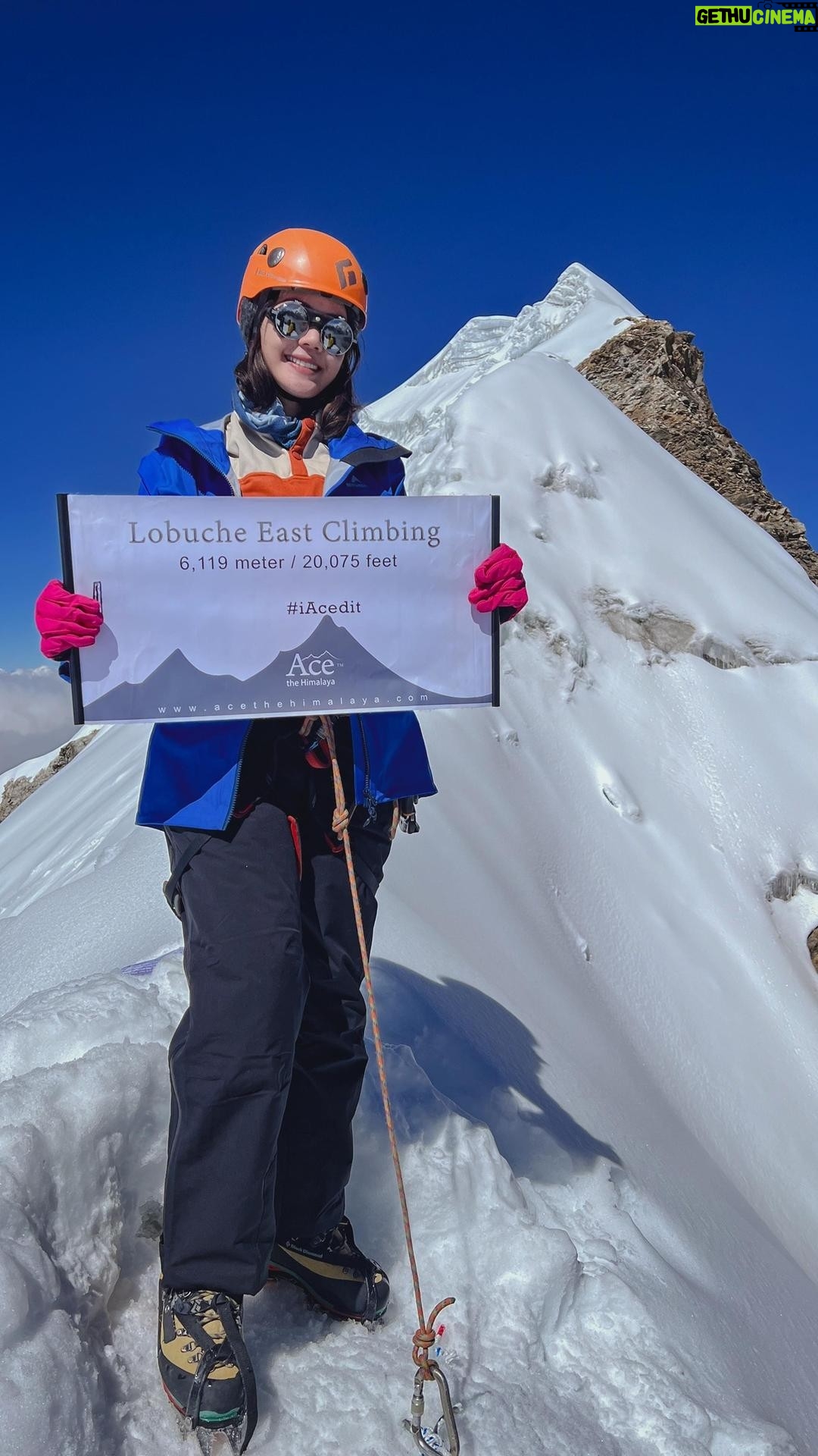 Della Dartyan Instagram - LOBUCHE EAST PEAK 6119 MDPL ✅ GILA GILA GILA!!! Kata itu terus keluar dari mulutku. 11 hari pendakian dan 14 jam lamanya untuk sampai summit bukanlah hal mudah. Apalagi Lobuche East adalah gunung teknikal dibutuhkan fokus berkali-kali lipat meleng dikit ya wasalam. Secara fisik bukan hanya stamina dan endurance saja yang di gempur perlahan, tapi juga mental yang kian lama pudar ketika altitude sudah semakin tinggi dan oksigen sudah mulai menipis. NANGISSSSSS BANGEEEETTTT!!! So Big thx to Lobuche team @anak_bebek @billydjokosetio @_febrian @kikinzilla @tristanium9 Tanpa mereka aku tak akan bisa merasakan berada di puncak Himalaya 💙 My guide from @acethehimalaya Pasang, Pemba senior, Urkin, Pemba junior and all the porters And also EBC TEAM @patriciarani93 @ferryrusli @marischkaprue @dr_danar @think_s dan lain-lain yang love segambreng 💙 And last but not least @eigeradventure yang memberiku kesempatan besar untuk ekspedisi ini 💙