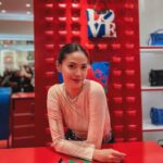 Della Dartyan Instagram - Embracing art and style at the @longchamp event, where Robert Indiana's influence meets fashion in a dazzling new collection. 🎨✨ #LONGCHAMPXROBERTINDIANA