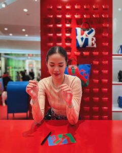Della Dartyan Instagram - Embracing art and style at the @longchamp event, where Robert Indiana's influence meets fashion in a dazzling new collection. 🎨✨ #LONGCHAMPXROBERTINDIANA