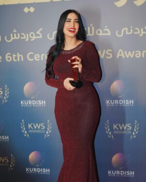 Delnya Mohammadi Instagram - پیرۆز بای لە دەرهێنەر و ئەكتەر و هەموو ئەو ئازیزانەی جێ دەستیان لە فیلمی سینەمایی ١٩٨٨
 دیارە دەكەم بە خۆشحاڵیەوە خەڵاتی باشترین فیلمی ساڵی ٢٠٢٣ ی وەرگرت
@1988_film 🦋
@hezhwanov 
@hoomanbehmanesh 
@shamaly_abarash 
@dastankakarashabdul 
@ako.sharif.official 
@nessrin.hassan0 
@hamid_yosof 
@qadrjalal 
@remanplay