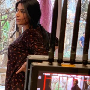 Delnya Mohammadi Instagram - كۆمەڵێك وێنە لە كاتی تۆماركردنی فیلمی سینەمایی. (١٩٨٨) وەك ئەكتەری سەرەكی
كە بەم زوانە لە سینەماكانی كوردستان
 نمایش دەكرێ 
ژیان نامەی هەڵەبجە یە لە فیلمێكی سینەمایدا 
ئازار تێكەڵ بە خۆشەویستی
ئەو ئازارەی هەرگیز لە بیر ناكرێ 
@hezhwanov 
@shamaly_abarash 
@hoomanbehmanesh 
@hamid_yosof 
@trendycastagency
 @1988_film