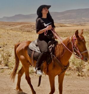 Delnya Mohammadi Instagram - ژیان زۆر لەوە کورتترە بجەنگێی لەگەڵ ڕابردوو,
بڕۆ بۆ پێشەوە بە سەربەرزی 🦋