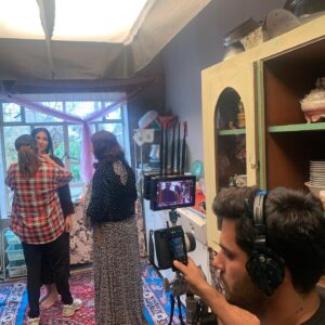 Delnya Mohammadi Instagram - كۆمەڵێك وێنە لە كاتی تۆماركردنی فیلمی سینەمایی. (١٩٨٨) وەك ئەكتەری سەرەكی
كە بەم زوانە لە سینەماكانی كوردستان
 نمایش دەكرێ 
ژیان نامەی هەڵەبجە یە لە فیلمێكی سینەمایدا 
ئازار تێكەڵ بە خۆشەویستی
ئەو ئازارەی هەرگیز لە بیر ناكرێ 
@hezhwanov 
@shamaly_abarash 
@hoomanbehmanesh 
@hamid_yosof 
@trendycastagency
 @1988_film
