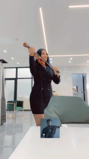 Delnya Mohammadi Instagram - موزیک باوەشێکی گەرمە بۆ ھەمو دڵ تەنگیەکان☺️
🎻 ھەوڵ ئەدەم زو فێر بم 🙈